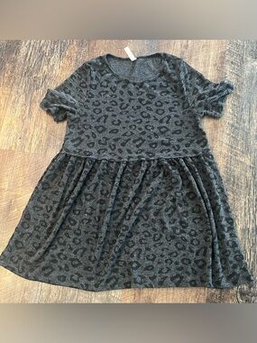 mts Women’s Dark Gray Leopard Print Short Sleeve shirt